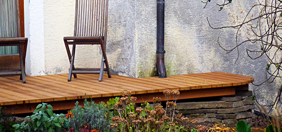 Terrasse mit Steinfundament Terrasse mit Steinfundament
