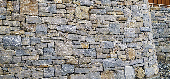 Trockensteinmauer beim Wohnbau Trockensteinmauer beim Wohnbau