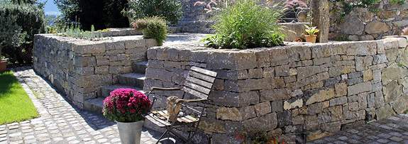 Gartenbau mit Trockensteinmauern